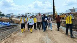 Gubernur Jambi, H Alharis saat meninjau pelaksanaan pembangunan sekolah rakyat