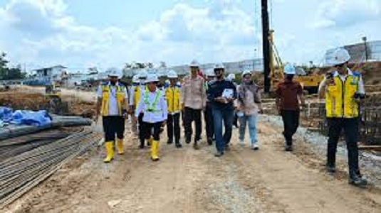 Gubernur Jambi, H Alharis saat meninjau pelaksanaan pembangunan sekolah rakyat