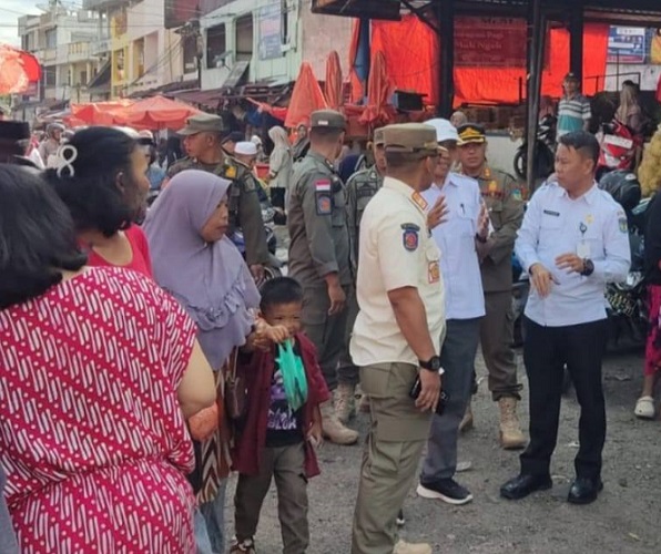 Sekda Sungai Penuh, Alpian saat sidak pasar tanjung bajure