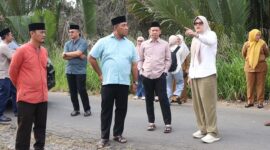Bupati Tanjung Jabung Timur Hj. Dillah Hikmah Sari bersama Wakil Bupati Muslimin Tanja turun langsung ke Kecamatan Kuala Jambi monitoring dan evaluasi (monev) pelaksanaan pembangunan di Kecamatan Kuala Jambi