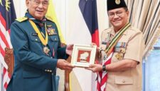 Wali Kota Jambi, Dr. dr. H. Maulana, M.K.M., resmi menerima penghargaan internasional bergengsi dari PPM berupa Medali Semangat Rimba Silver. 