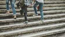 Terengah-engah berjalan menaiki tangga