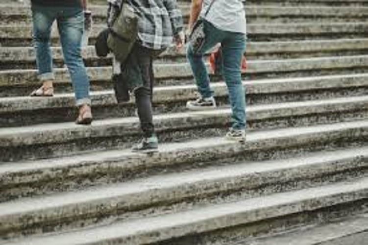 Terengah-engah berjalan menaiki tangga