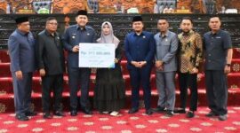 Bupati Merangin, M. Syukur, bersama pimpinan dan anggota dewan menyaksikan langsung penyerahan santunan Jaminan Kecelakaan Kerja (JKK) dan beasiswa pendidikan kepada ahli waris almarhum M. Yani.