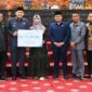 Bupati Merangin, M. Syukur, bersama pimpinan dan anggota dewan menyaksikan langsung penyerahan santunan Jaminan Kecelakaan Kerja (JKK) dan beasiswa pendidikan kepada ahli waris almarhum M. Yani.