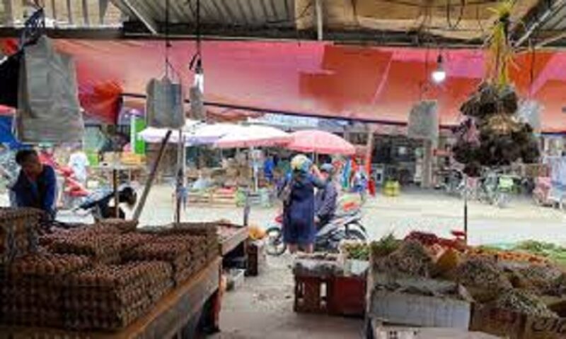 Aktivitas jual beli di salah satu pasar tradisional sarolangun