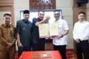 Walikota Sungai Penuh, Alfin didampingi Wakil Walikota Sungai Penuh, Azhar Hamzah saat penandatangan MoU dan Perjanjian Kerja Sama di bidang Perdata dan Tata Usaha Negara (Datun)