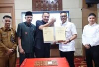 Walikota Sungai Penuh, Alfin didampingi Wakil Walikota Sungai Penuh, Azhar Hamzah saat penandatangan MoU dan Perjanjian Kerja Sama di bidang Perdata dan Tata Usaha Negara (Datun)