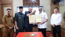 Walikota Sungai Penuh, Alfin didampingi Wakil Walikota Sungai Penuh, Azhar Hamzah saat penandatangan MoU dan Perjanjian Kerja Sama di bidang Perdata dan Tata Usaha Negara (Datun)