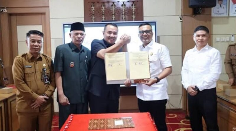 Walikota Sungai Penuh, Alfin didampingi Wakil Walikota Sungai Penuh, Azhar Hamzah saat penandatangan MoU dan Perjanjian Kerja Sama di bidang Perdata dan Tata Usaha Negara (Datun)