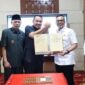 Walikota Sungai Penuh, Alfin didampingi Wakil Walikota Sungai Penuh, Azhar Hamzah saat penandatangan MoU dan Perjanjian Kerja Sama di bidang Perdata dan Tata Usaha Negara (Datun)