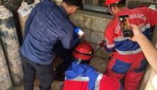 Tampak prosesi evakuasi Ular sanca yang masuk ruang oksigen RS Kambang