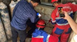 Tampak prosesi evakuasi Ular sanca yang masuk ruang oksigen RS Kambang