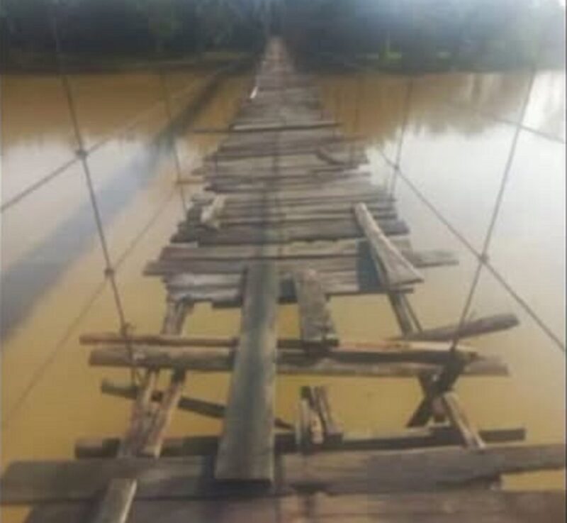 Tampak Kondisi Jembatan Gantung Dusun Teluk pandak yang rusak parah
