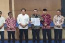 Foto bersama Walikota Sungai Penuh, Alfin bersama Wakil Walikota Sungai Penuh, Azhar Hamzah bersama Ketua DPRD Sungai Penuh pada acara Sosialisasi pembangunan IPAM 