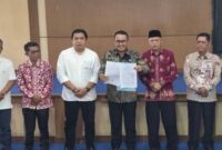 Foto bersama Walikota Sungai Penuh, Alfin bersama Wakil Walikota Sungai Penuh, Azhar Hamzah bersama Ketua DPRD Sungai Penuh pada acara Sosialisasi pembangunan IPAM 
