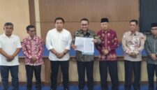Foto bersama Walikota Sungai Penuh, Alfin bersama Wakil Walikota Sungai Penuh, Azhar Hamzah bersama Ketua DPRD Sungai Penuh pada acara Sosialisasi pembangunan IPAM 