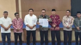 Foto bersama Walikota Sungai Penuh, Alfin bersama Wakil Walikota Sungai Penuh, Azhar Hamzah bersama Ketua DPRD Sungai Penuh pada acara Sosialisasi pembangunan IPAM 