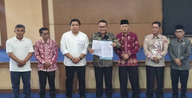 Foto bersama Walikota Sungai Penuh, Alfin bersama Wakil Walikota Sungai Penuh, Azhar Hamzah bersama Ketua DPRD Sungai Penuh pada acara Sosialisasi pembangunan IPAM 