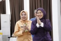 Ketua Tim Penggerak PKK Kota Sungai Penuh, Sri Kartini Alfin saat membuka kegiatan Bimbingan Teknis (Bimtek) Tim Pembina Posyandu 