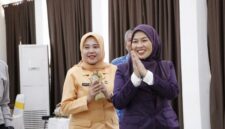 Ketua Tim Penggerak PKK Kota Sungai Penuh, Sri Kartini Alfin saat membuka kegiatan Bimbingan Teknis (Bimtek) Tim Pembina Posyandu 