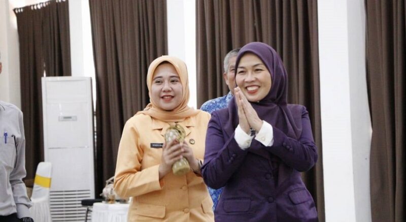 Ketua Tim Penggerak PKK Kota Sungai Penuh, Sri Kartini Alfin saat membuka kegiatan Bimbingan Teknis (Bimtek) Tim Pembina Posyandu 