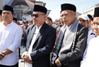 Walikota Sungai penuh dan Wakil Walikota Sungai Penuh, Alfin-Azhar saat menghadiri penyembelihan hewan qurban di Masjid Raya