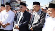 Walikota Sungai penuh dan Wakil Walikota Sungai Penuh, Alfin-Azhar saat menghadiri penyembelihan hewan qurban di Masjid Raya
