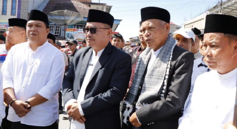 Walikota Sungai penuh dan Wakil Walikota Sungai Penuh, Alfin-Azhar saat menghadiri penyembelihan hewan qurban di Masjid Raya