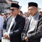 Walikota Sungai penuh dan Wakil Walikota Sungai Penuh, Alfin-Azhar saat menghadiri penyembelihan hewan qurban di Masjid Raya