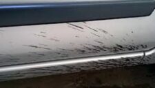 Cara menghilangkan noda aspal di bodi mobil