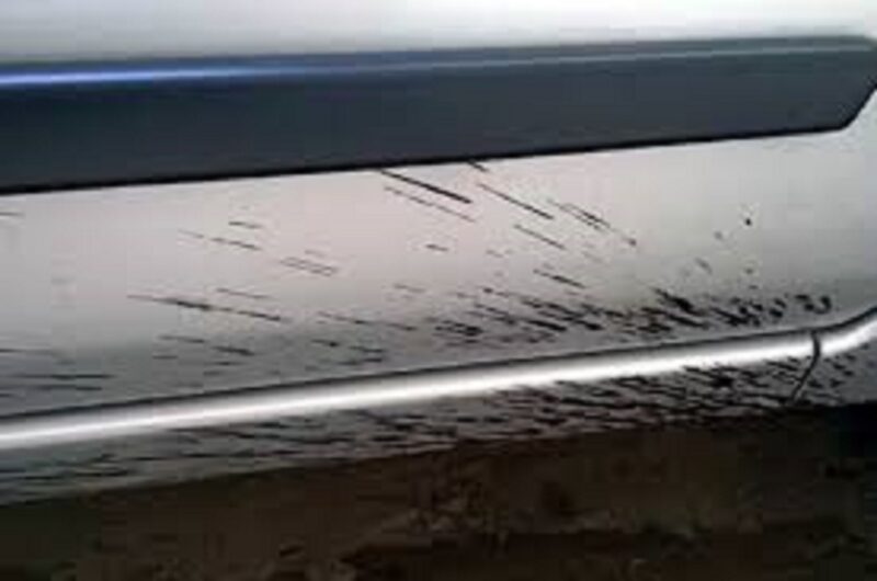 Cara menghilangkan noda aspal di bodi mobil