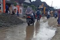 Warga Tanjung Pauh mudik saat membersihkan pasca diterjang banjir