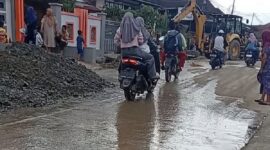 Warga Tanjung Pauh mudik saat membersihkan pasca diterjang banjir