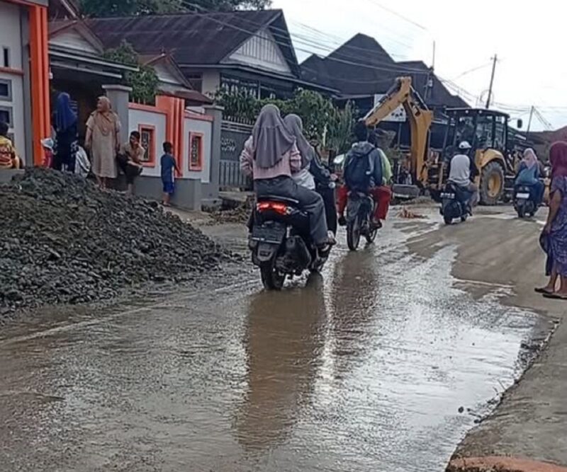 Warga Tanjung Pauh mudik saat membersihkan pasca diterjang banjir