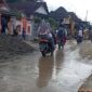 Warga Tanjung Pauh mudik saat membersihkan pasca diterjang banjir