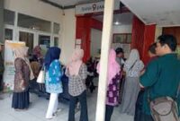 Antrian nasabah yang terjadi di bank jambi bulan lalu
