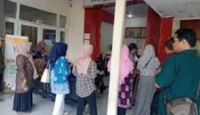 Antrian nasabah yang terjadi di bank jambi bulan lalu