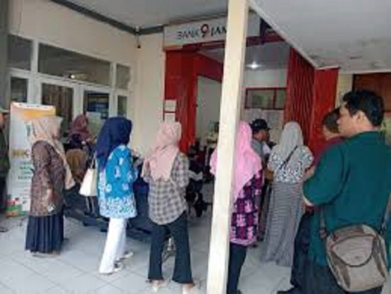 Antrian nasabah yang terjadi di bank jambi bulan lalu