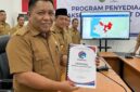 Kadis Diskominfo Kerinci, Yulldi Candra saat menyerahkan proposal pembangunan jaringan telekomunikasi kepada Kementerian Komunikasi dan Digital.
