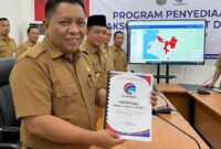 Kadis Diskominfo Kerinci, Yulldi Candra saat menyerahkan proposal pembangunan jaringan telekomunikasi kepada Kementerian Komunikasi dan Digital.