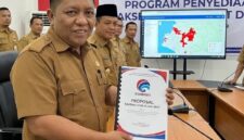 Kadis Diskominfo Kerinci, Yulldi Candra saat menyerahkan proposal pembangunan jaringan telekomunikasi kepada Kementerian Komunikasi dan Digital.
