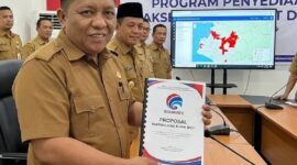 Kadis Diskominfo Kerinci, Yulldi Candra saat menyerahkan proposal pembangunan jaringan telekomunikasi kepada Kementerian Komunikasi dan Digital.