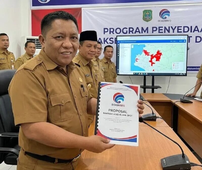Kadis Diskominfo Kerinci, Yulldi Candra saat menyerahkan proposal pembangunan jaringan telekomunikasi kepada Kementerian Komunikasi dan Digital.