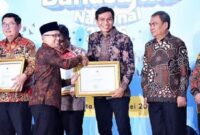 Bupati Batang Hari Mhd. Fadhil Arief saat menerima penghargaan nasional dalam ajang Festival Tunas Bahasa Ibu Nasional (FTBIN) Tahun 2026