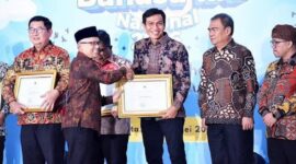 Bupati Batang Hari Mhd. Fadhil Arief saat menerima penghargaan nasional dalam ajang Festival Tunas Bahasa Ibu Nasional (FTBIN) Tahun 2026