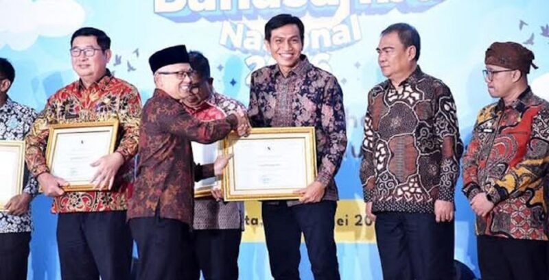Bupati Batang Hari Mhd. Fadhil Arief saat menerima penghargaan nasional dalam ajang Festival Tunas Bahasa Ibu Nasional (FTBIN) Tahun 2026