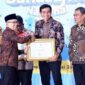 Bupati Batang Hari Mhd. Fadhil Arief saat menerima penghargaan nasional dalam ajang Festival Tunas Bahasa Ibu Nasional (FTBIN) Tahun 2026