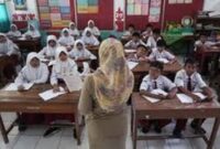 Ilustrasi guru honorer saat mengajar