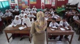 Ilustrasi guru honorer saat mengajar
